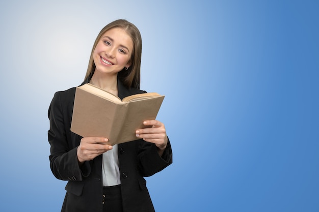 Niña sonriente con libros