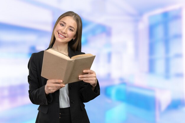 Niña sonriente con libros