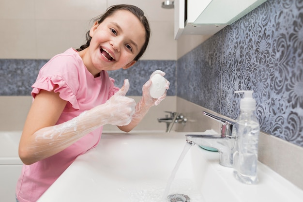 Foto niña sonriente, limpieza, manos