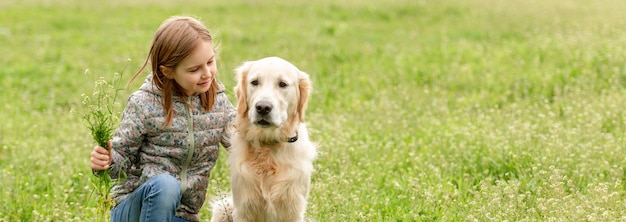 Niña sonriente mirando lindo perro