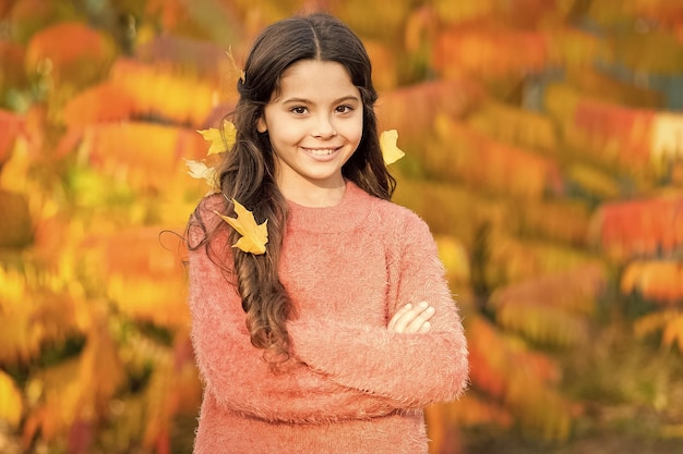 Niña sonriente niño feliz hermoso cabello largo hojas de arce Acogedor día de otoño Los niños disfrutan el otoño al aire libre Conoce el otoño Protege tu cabello durante todo el día de más daños ambientales