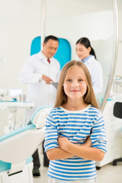 Foto niña sonriente en odontología