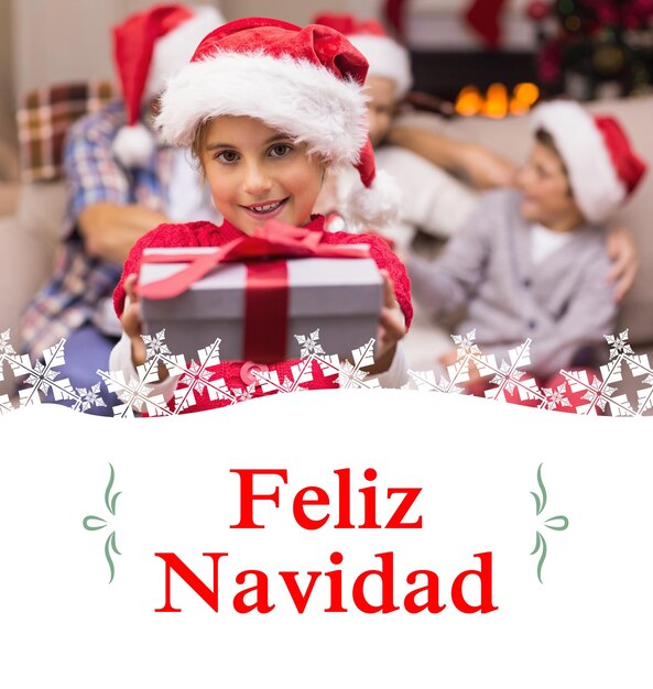 Niña sonriente ofreciendo un regalo con sus padres detrás de la tarjeta de felicitación de Navidad