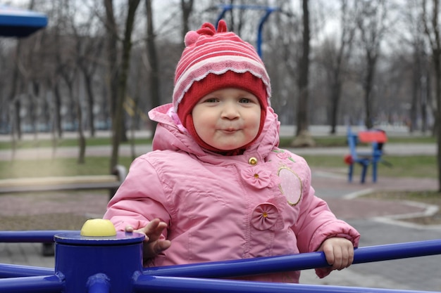 Niña sonriente en el patio de recreo