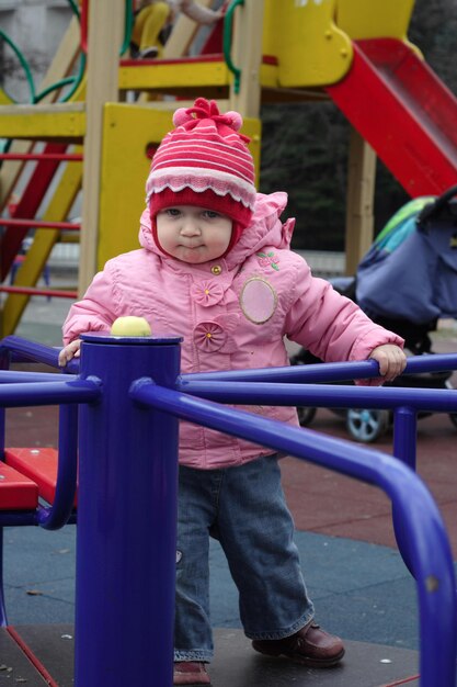 Niña sonriente en el patio de recreo