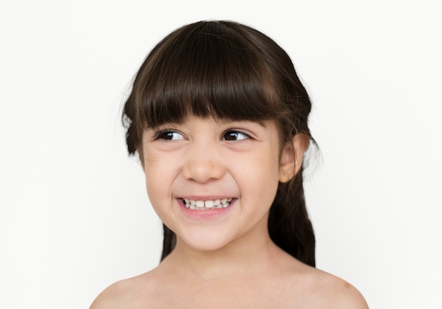 Niña sonriente con el pecho descubierto