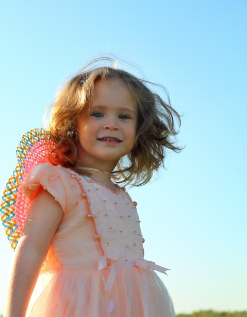 Niña sonriente en pradera