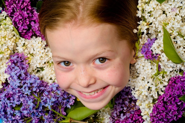 Niña sonriente un retrato de una hermosa niña primaveral en jardines floridos joven encantadora y elegante spr