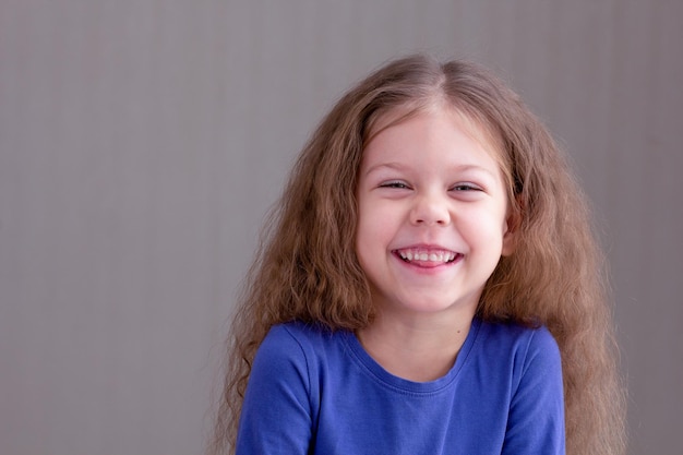 Niña sonriente de risa feliz