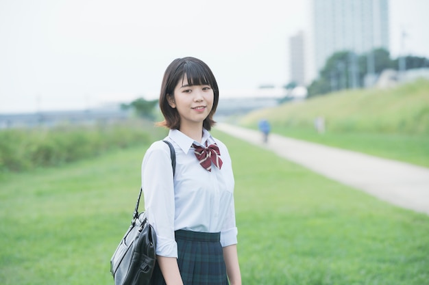 Niña sonriente de secundaria