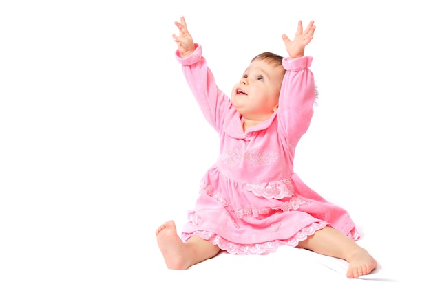 Niña sonriente sentada en el suelo