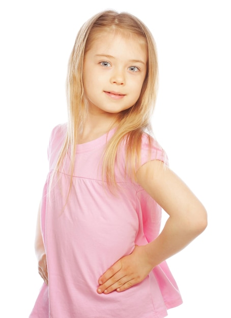 Niña sonriente sobre fondo blanco en estudio