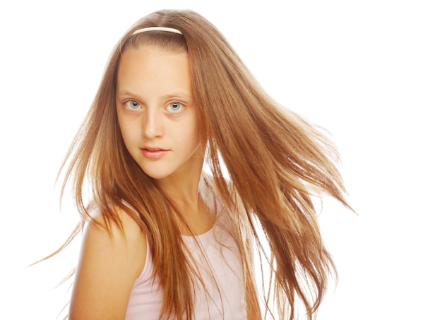 Niña sonriente sobre fondo blanco en estudio