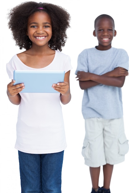 Niña sonriente con tablet pc con su hermano