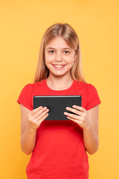 Foto niña sonriente con tableta