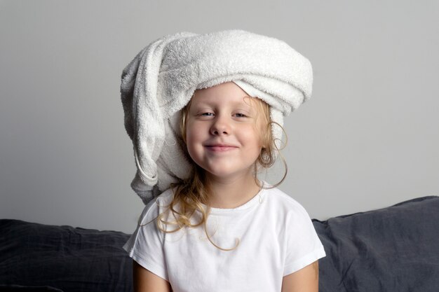 Niña sonriente en una toalla después del baño