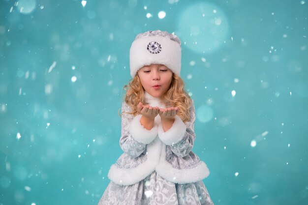 niña sonriente en traje de doncella de nieve