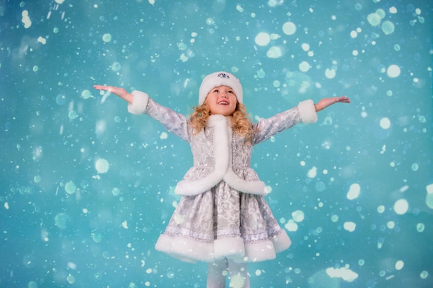 niña sonriente en traje de doncella de nieve