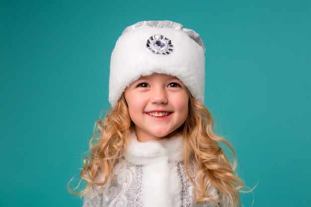 niña sonriente en traje de doncella de nieve