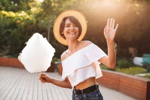 Niña sonriente vestida con ropa de verano