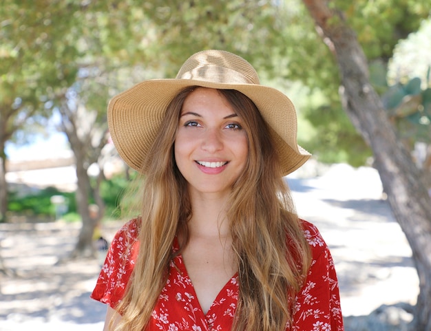 Niña sonriente, con, vestido rojo, y, sombrero