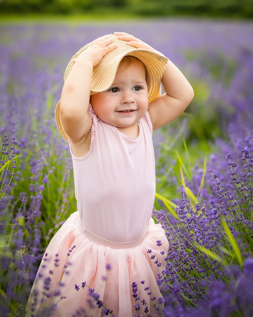 Niña sonriente en vestido rosa en un campo de lavanda República Checa