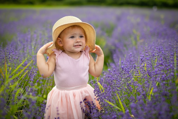 Niña sonriente en vestido rosa en un campo de lavanda República Checa