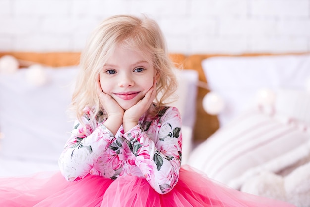 Niña sonriente vistiendo un vestido de cumpleaños