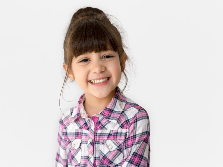 Foto una niña con una sonrisa alegre.