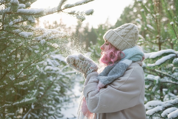 Niña soplando nieve de las manos