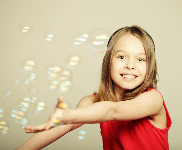 Niña soplando pompas de jabón