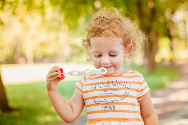 Niña soplando pompas de jabón