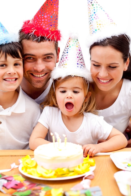 Niña soplando las velas en el día de su cumpleaños