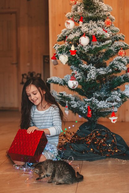 la niña se sorprende al abrir los regalos de navidad