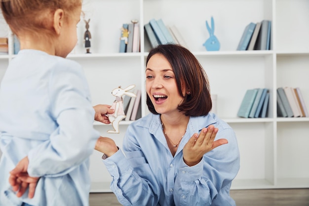 La niña sorprende a la madre y le da un conejito hecho a mano