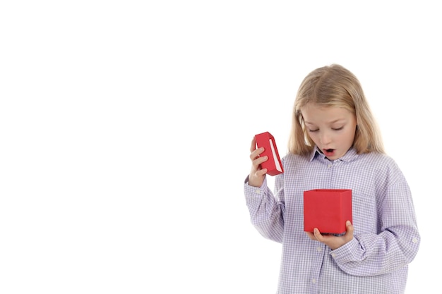 Niña sorprendida con caja de regalo aislado sobre fondo blanco.