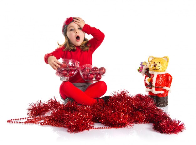 Niña sorprendida con elementos navideños