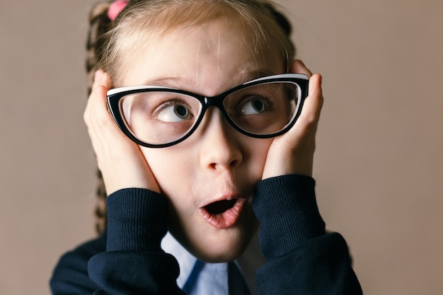 Niña sorprendida con gafas