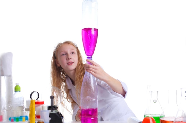 Foto niña sorprendida mirando los resultados del experimento