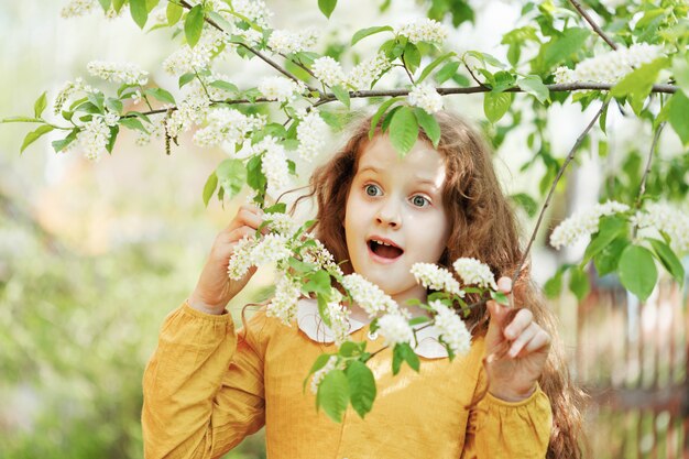 Niña sorprendida Sonriendo saludable, concepto de infancia feliz.