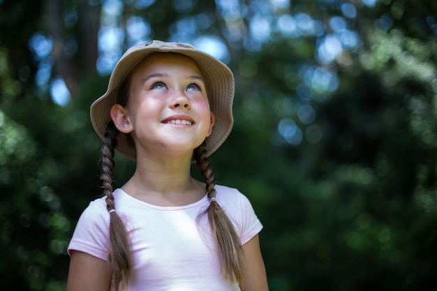 Niña sorprendida sonriente mirando hacia arriba