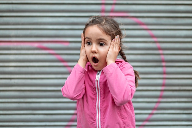 Foto niña sorprendida