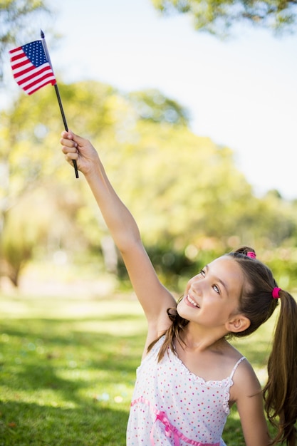 Niña sosteniendo una bandera americana