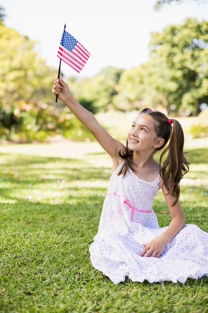 Niña sosteniendo una bandera americana