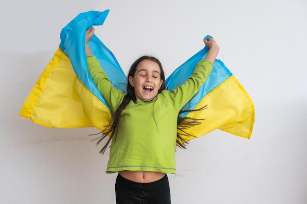 Niña sosteniendo la bandera de Ucrania