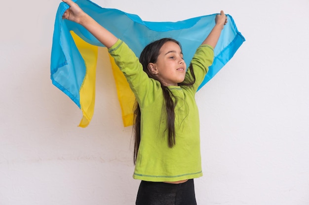 Niña sosteniendo la bandera de Ucrania