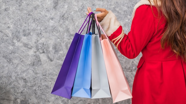 niña sosteniendo un bolsas de compras