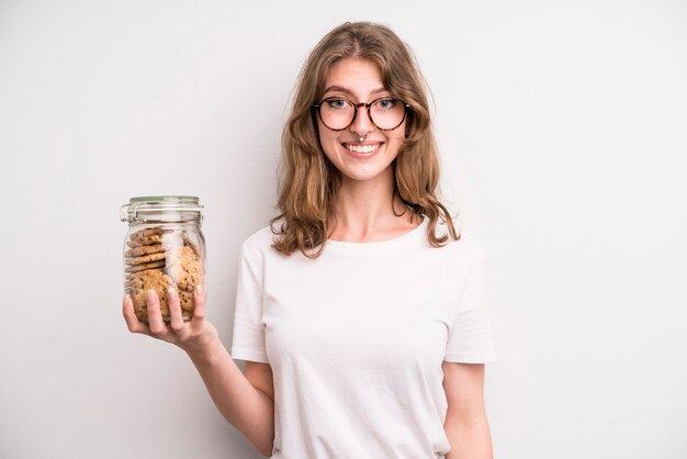 Niña sosteniendo una botella de galletas caseras