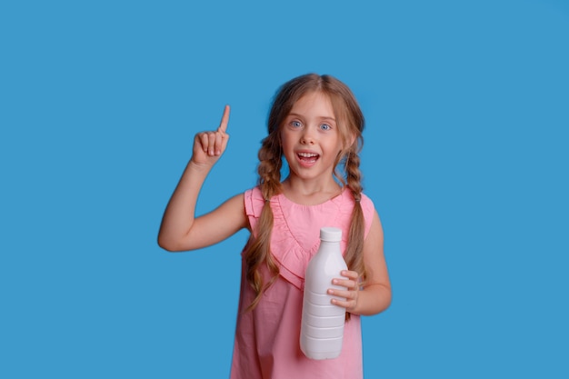 Niña sosteniendo una botella de leche