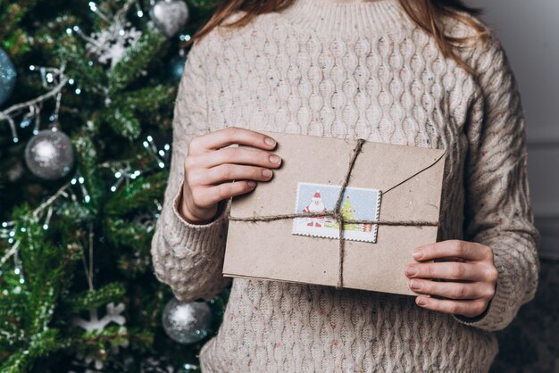 Niña sosteniendo las cartas de año nuevo. Navidad y concepto de año nuevo.